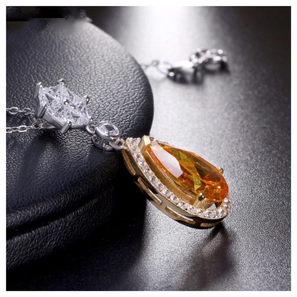 🎁 Swarovski Crystals The Jaina Teardrop Necklace - Picture 3 of 5